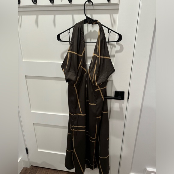 Great fitted crisscross top dress. - Picture 1 of 5